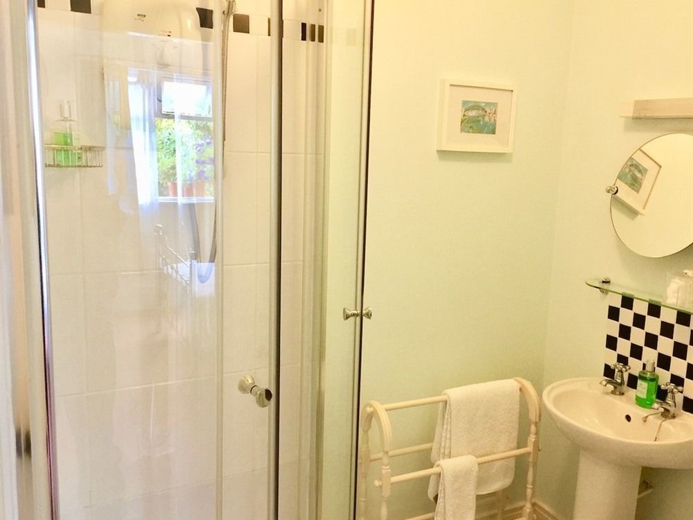 Derrin Guest House Ларн Екстер'єр фото