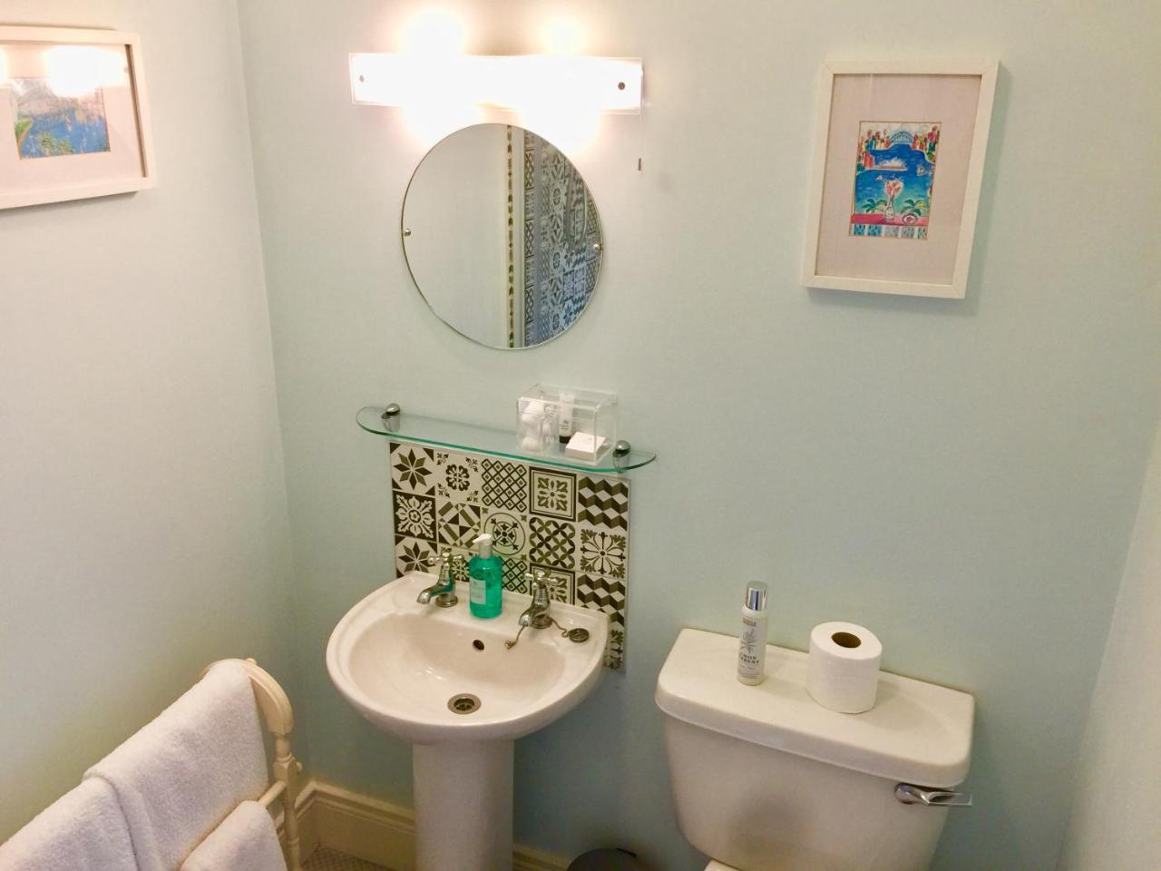 Derrin Guest House Ларн Екстер'єр фото