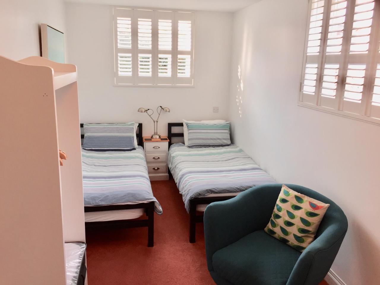 Derrin Guest House Ларн Екстер'єр фото