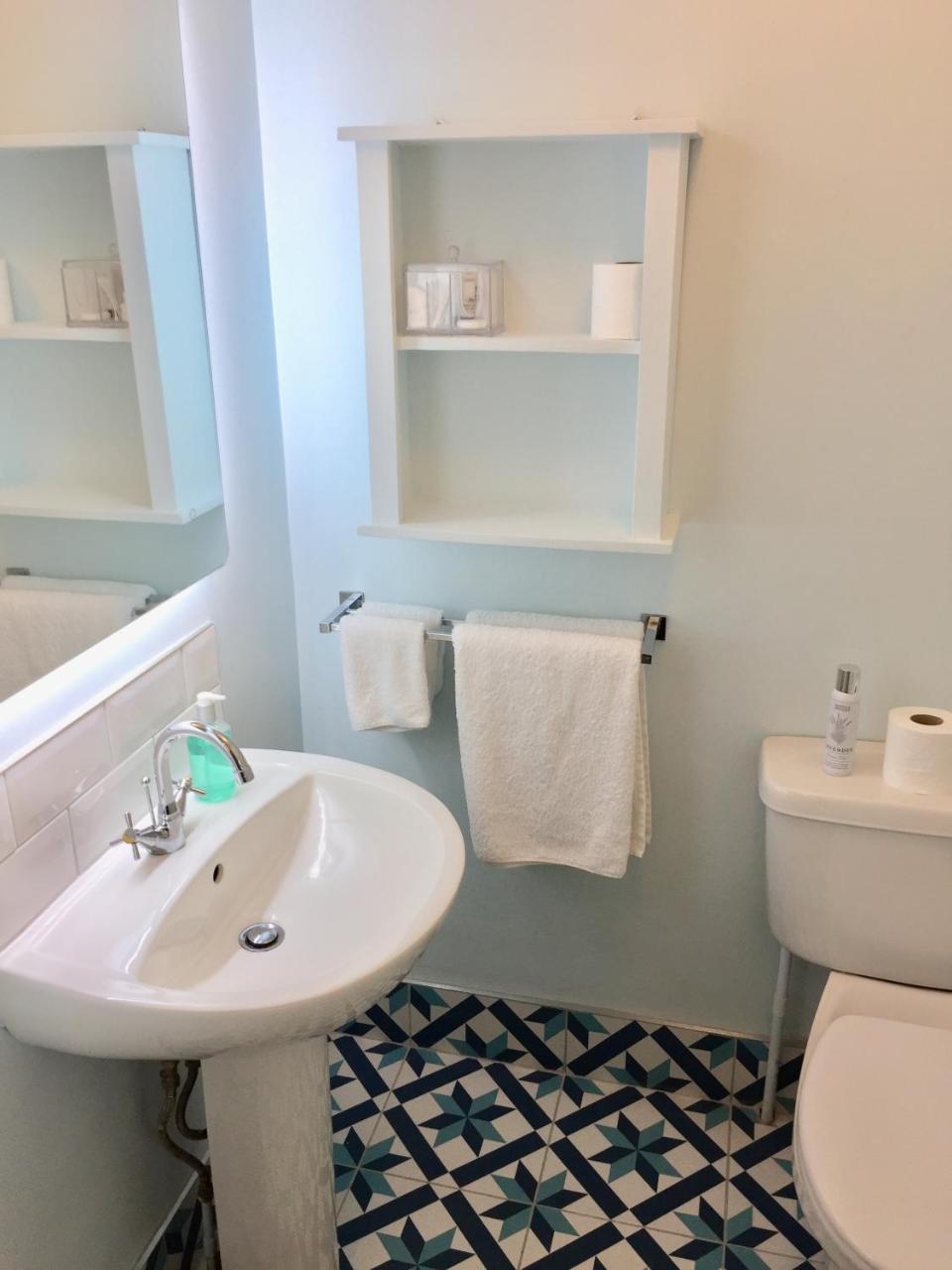 Derrin Guest House Ларн Екстер'єр фото